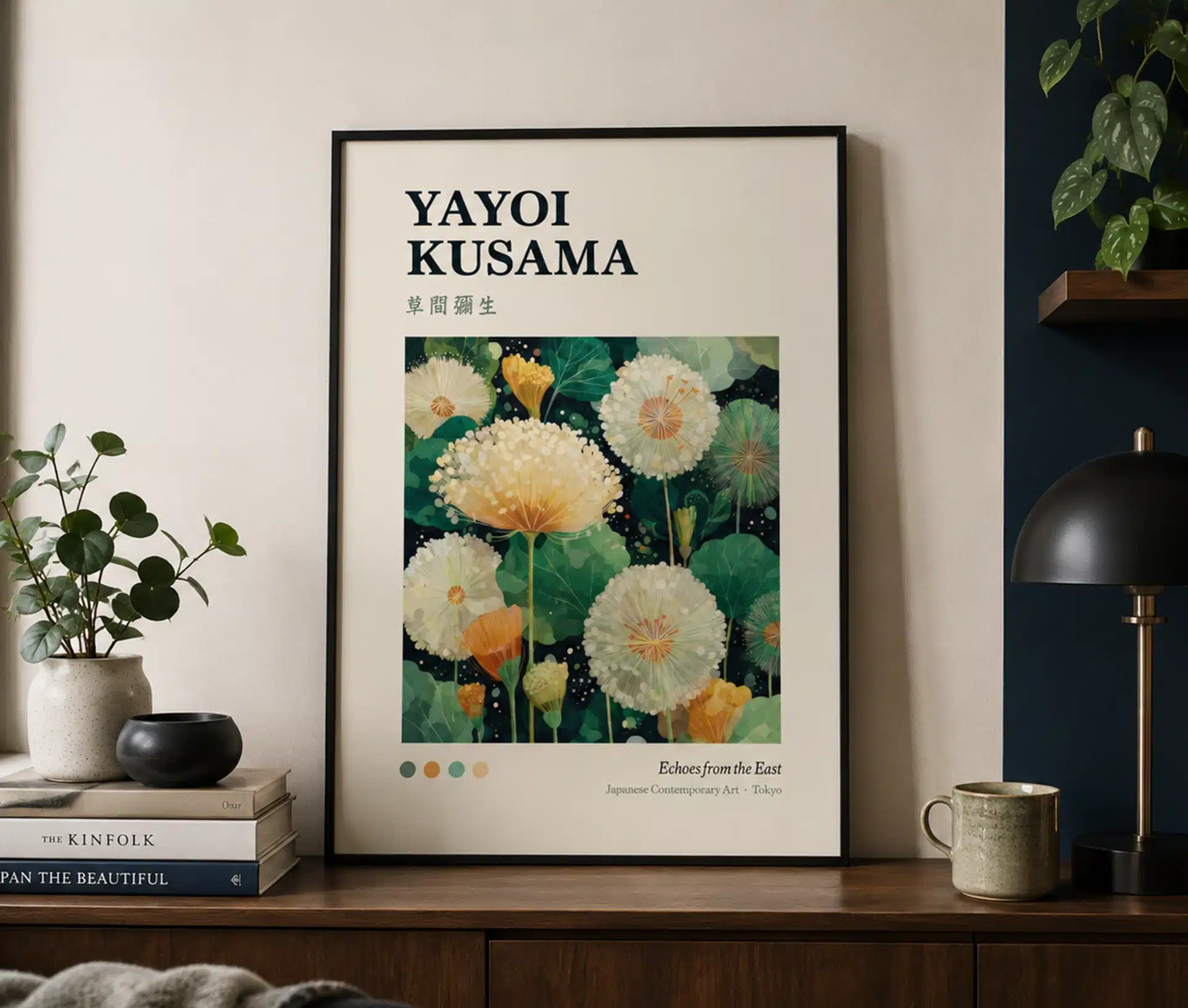 Yayoi Kusama kunstplakat i sort ramme på hyggeligt kontor