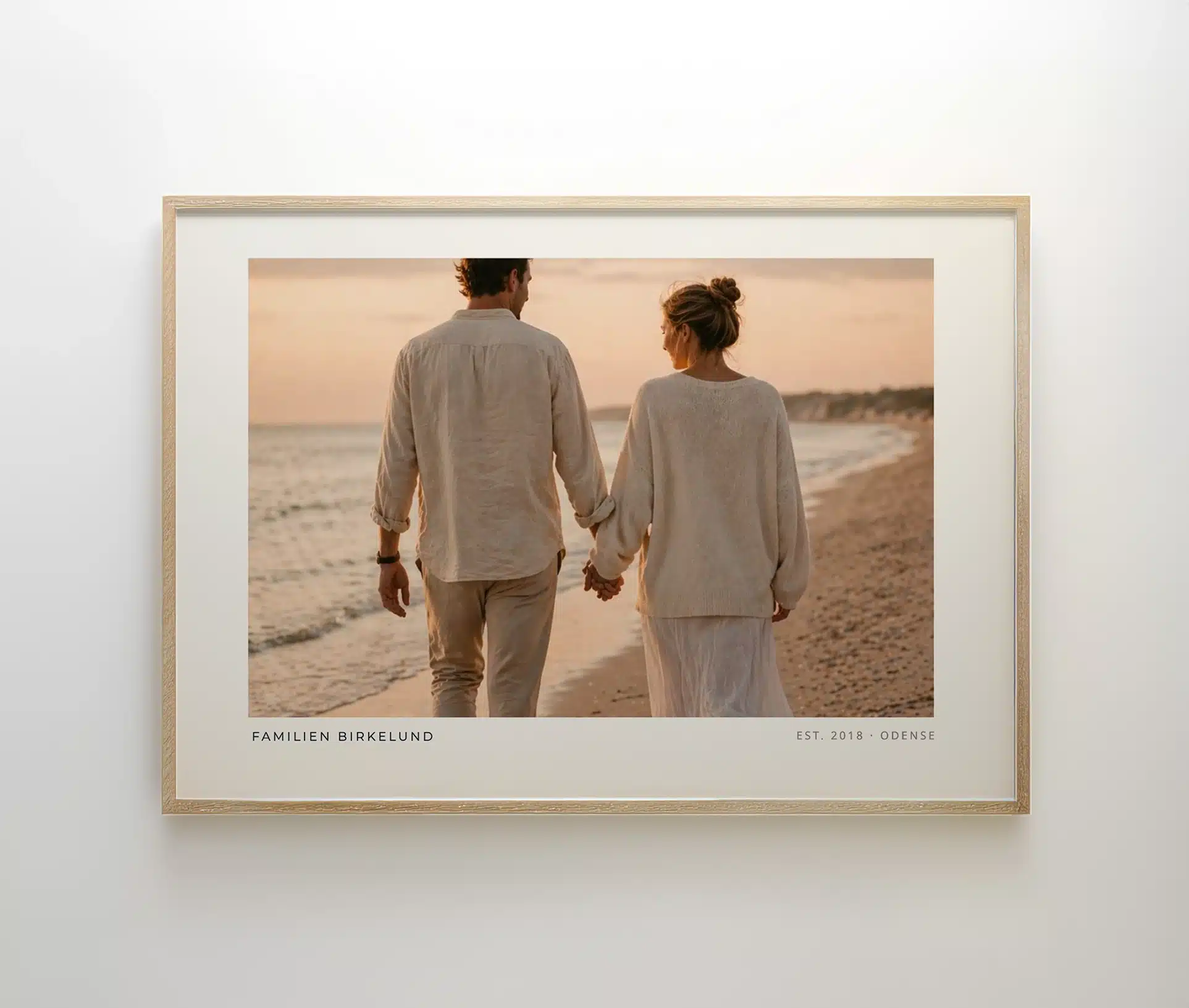 Familieplakat i lys træramme med strandfoto og personlig tekst