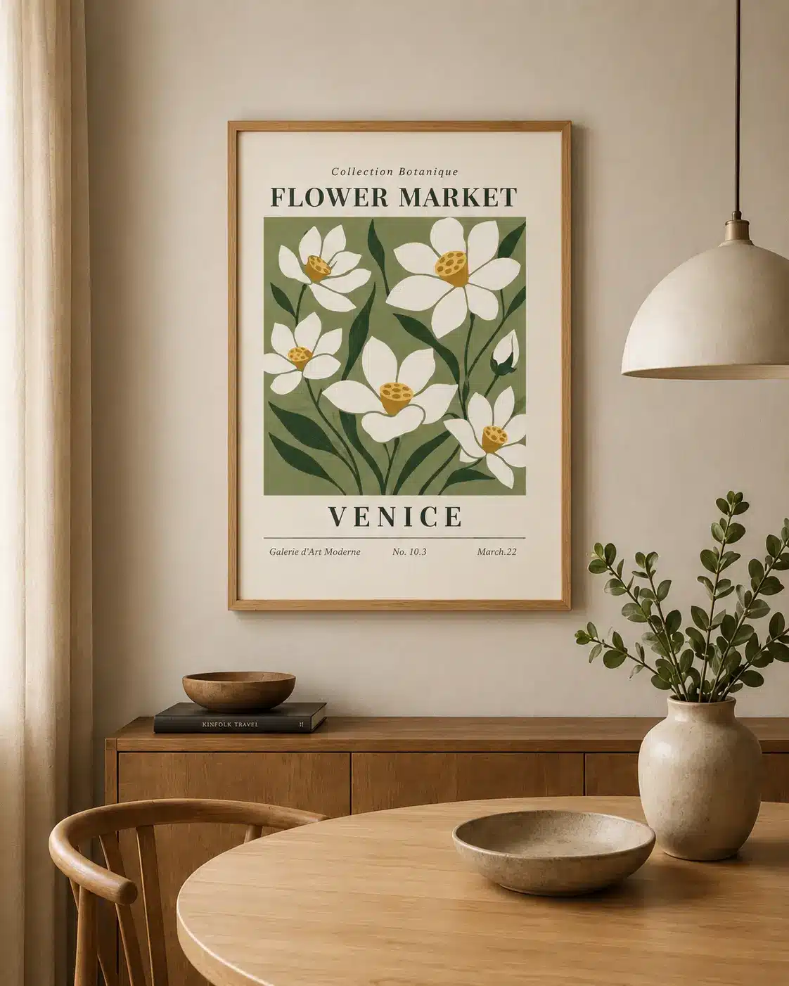 Venice blomstermarked plakat i spisestue med træmøbler og grønne planter