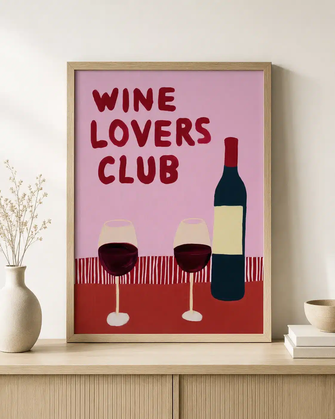 Wine Lovers Club plakat i træramme på lys reol med vaser