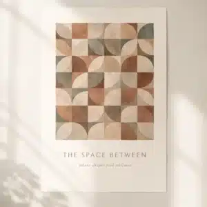 The Space Between geometrisk kunstplakat med halvmåneformer i terracotta, grøn og beige farver