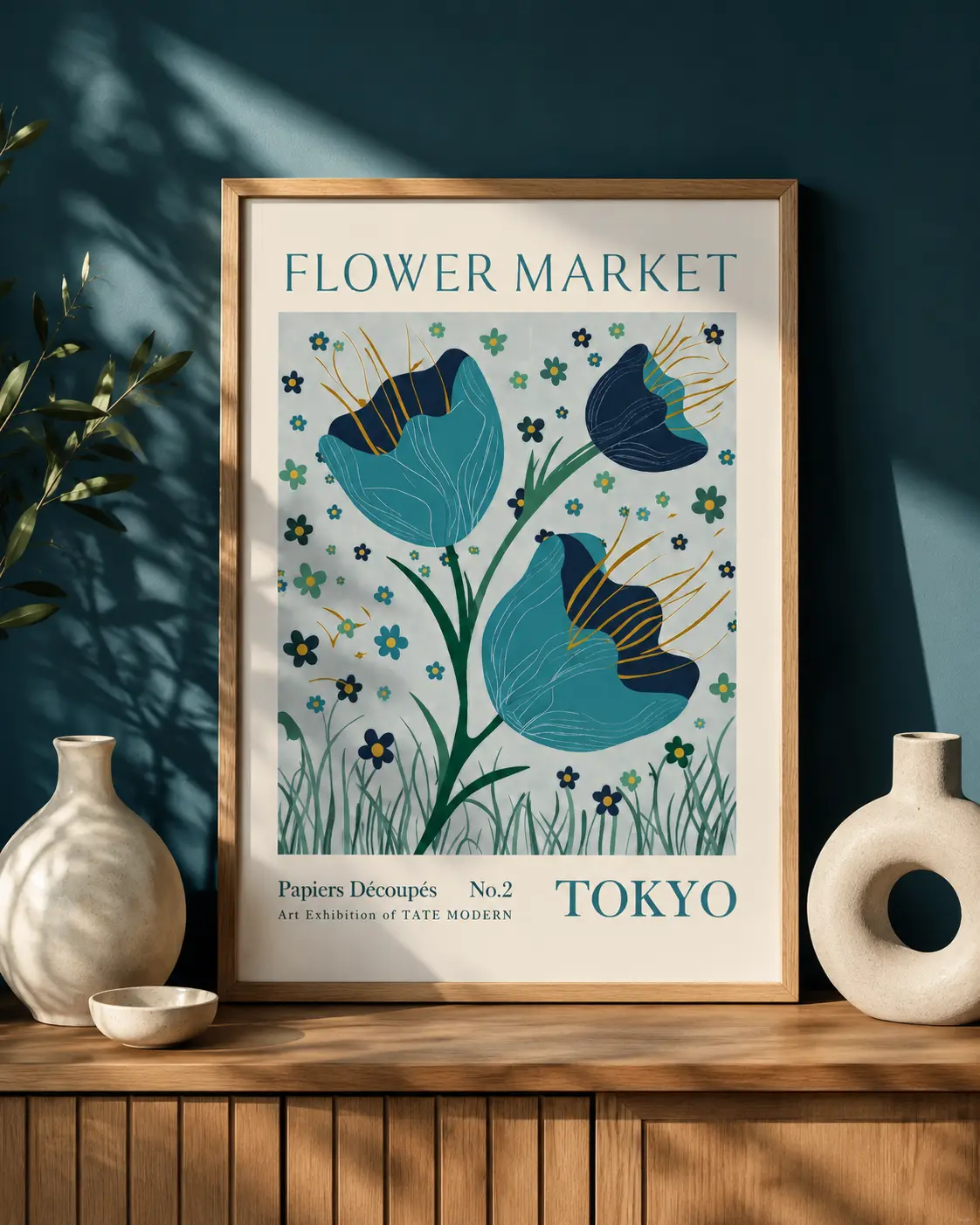 Flower Market Tokyo plakat indrammet i egetræsramme på petroleumsblå væg med keramikvaser