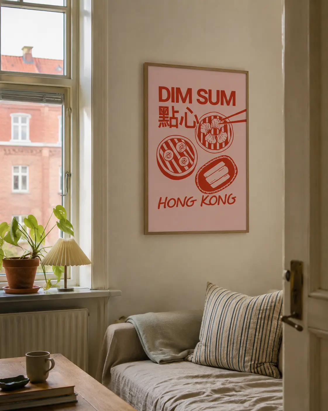 Dim sum plakat ophængt i hyggeligt rum med sofa og vindue