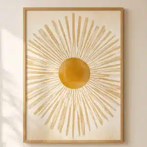 Minimalistisk kunstplakat med gylden sol og stråler på cremehvid baggrund i træramme