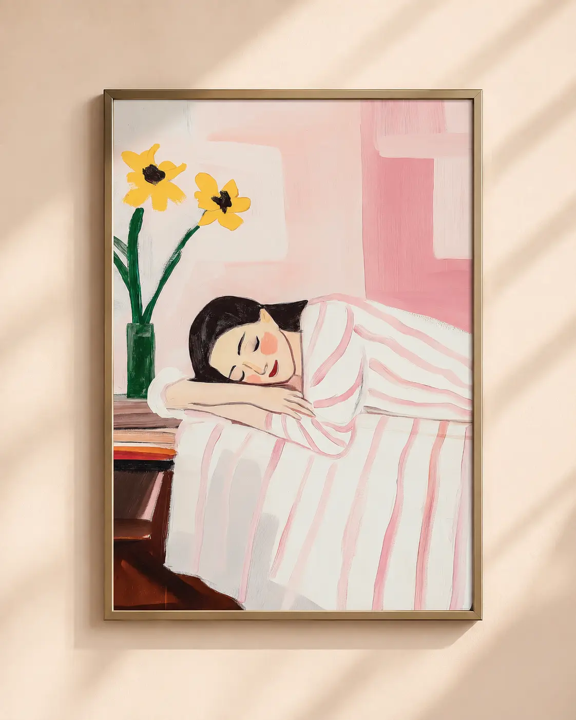 Kunstplakat med sovende kvinde i stribet tøj og gule blomster i vase på pink baggrund