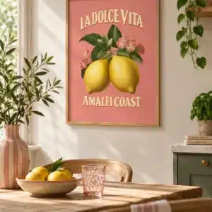 Farverig La Dolce Vita-plakat med citronmotiv og Amalfi Coast-tekst