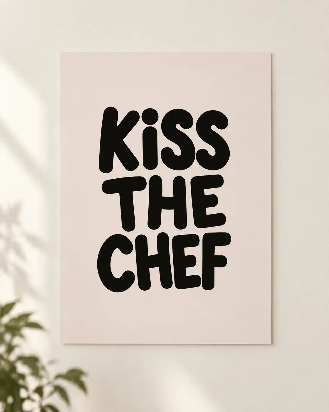 Kiss the Chef plakat med stor sort typografi på lys rosa baggrund
