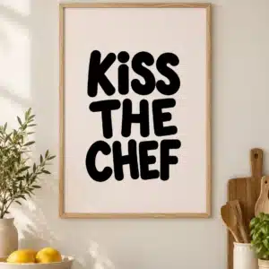 Kiss the Chef køkkenplakat med sort tekst i indrammet præsentation