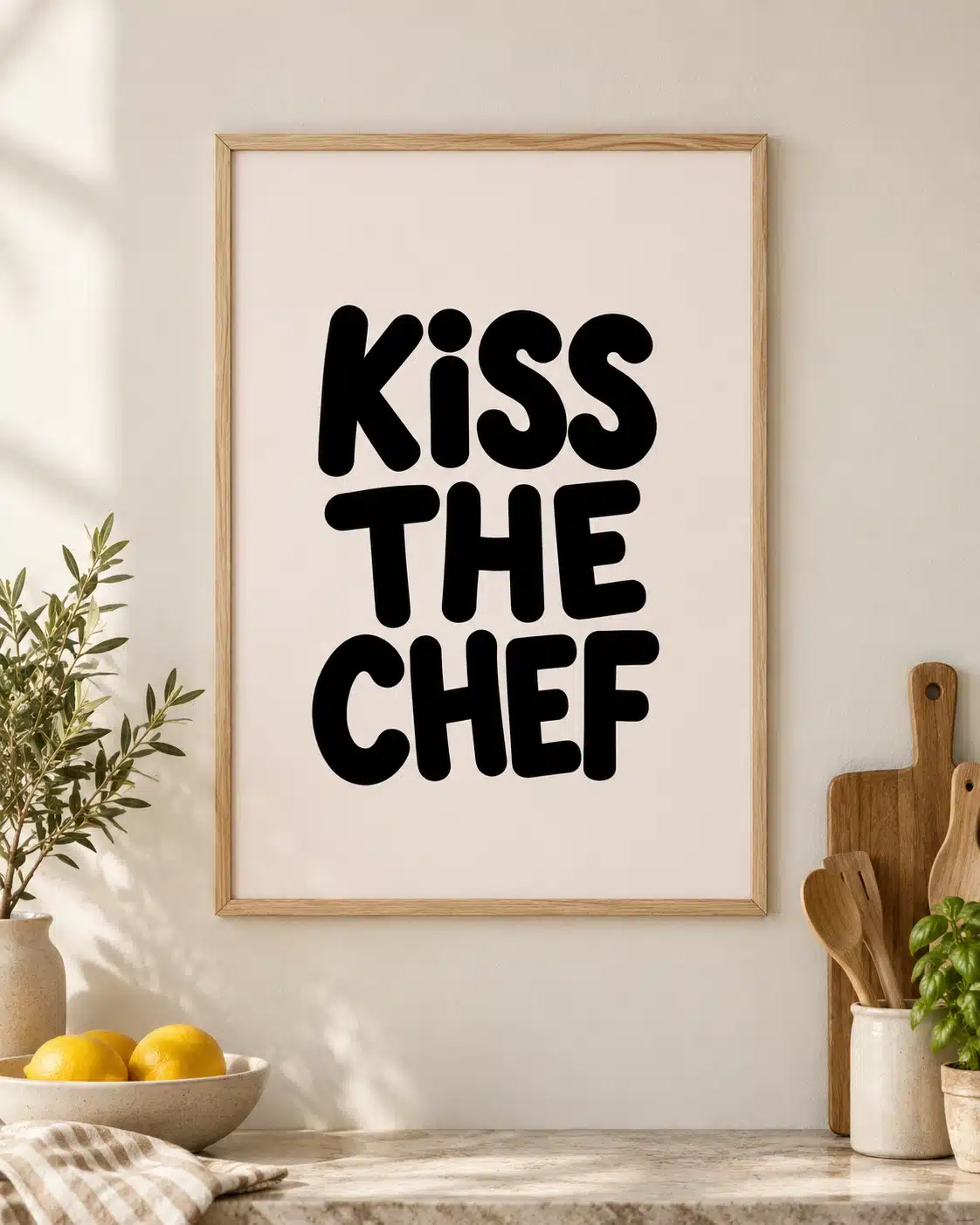 Kiss the Chef køkkenplakat med sort tekst i indrammet præsentation