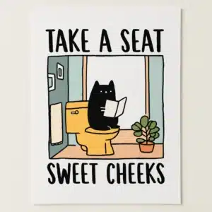 Katteplakat med sort kat der læser på toilettet