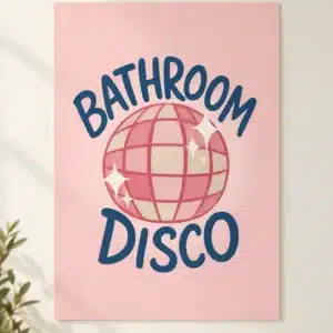 Bathroom Disco plakat med rosa discokugle og mørkeblå tekst