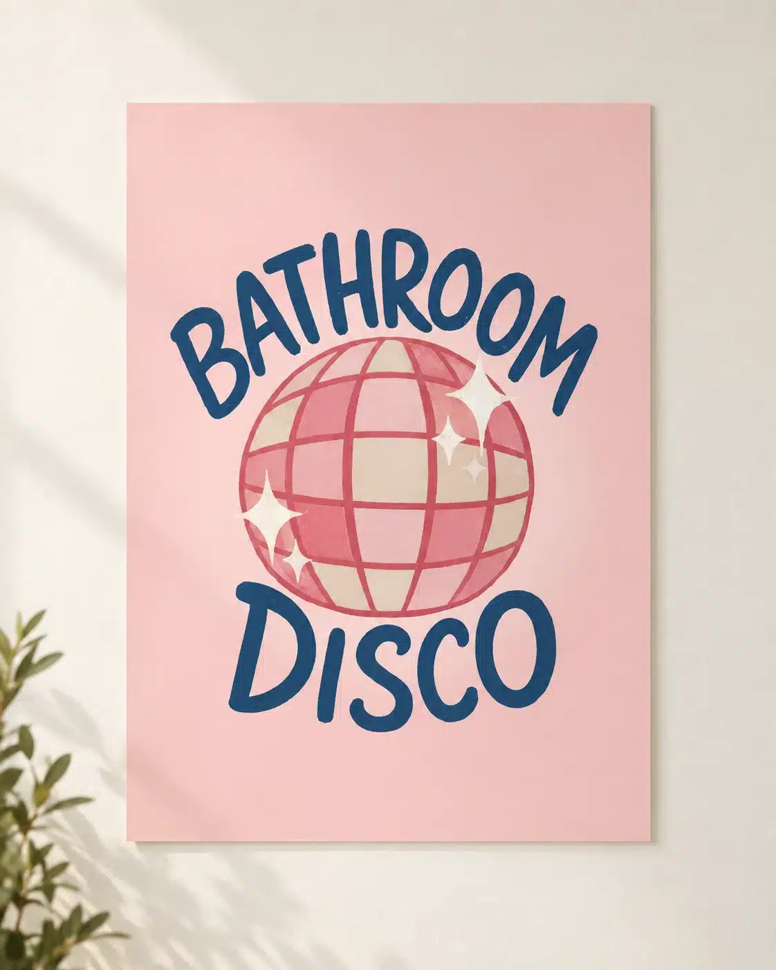 Bathroom Disco plakat med rosa discokugle og mørkeblå tekst