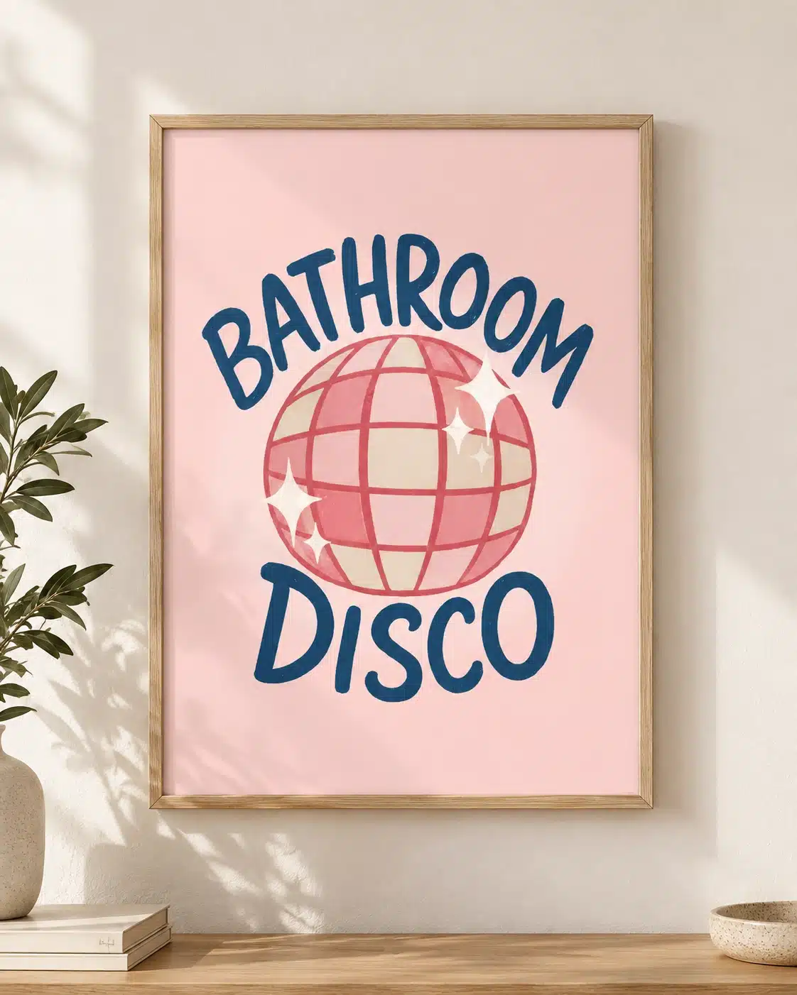 Retro Bathroom Disco plakat i rosa og mørkeblå