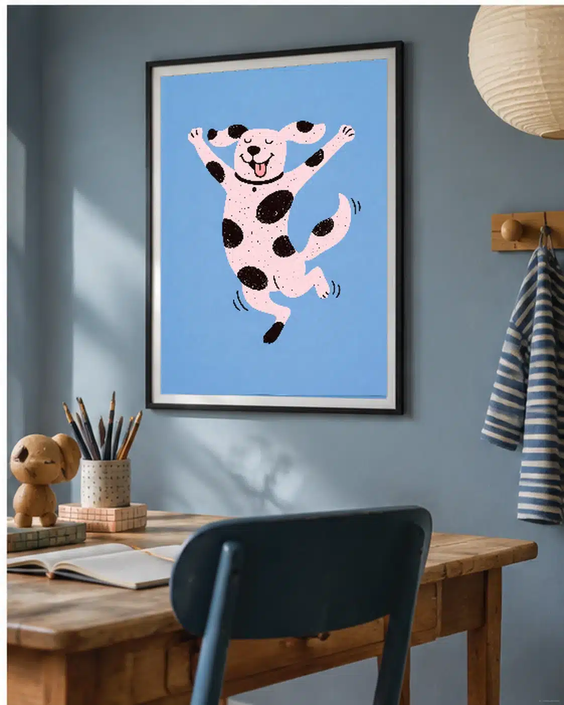 Plakat med dansende hund vist i moderne boligmiljø