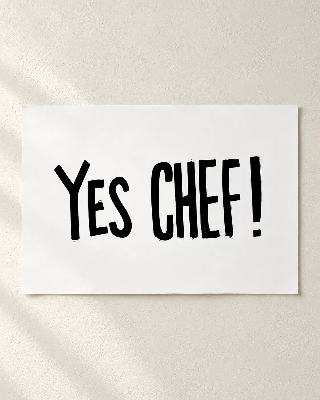 Yes Chef plakat med sorte håndtegnede bogstaver på hvid baggrund