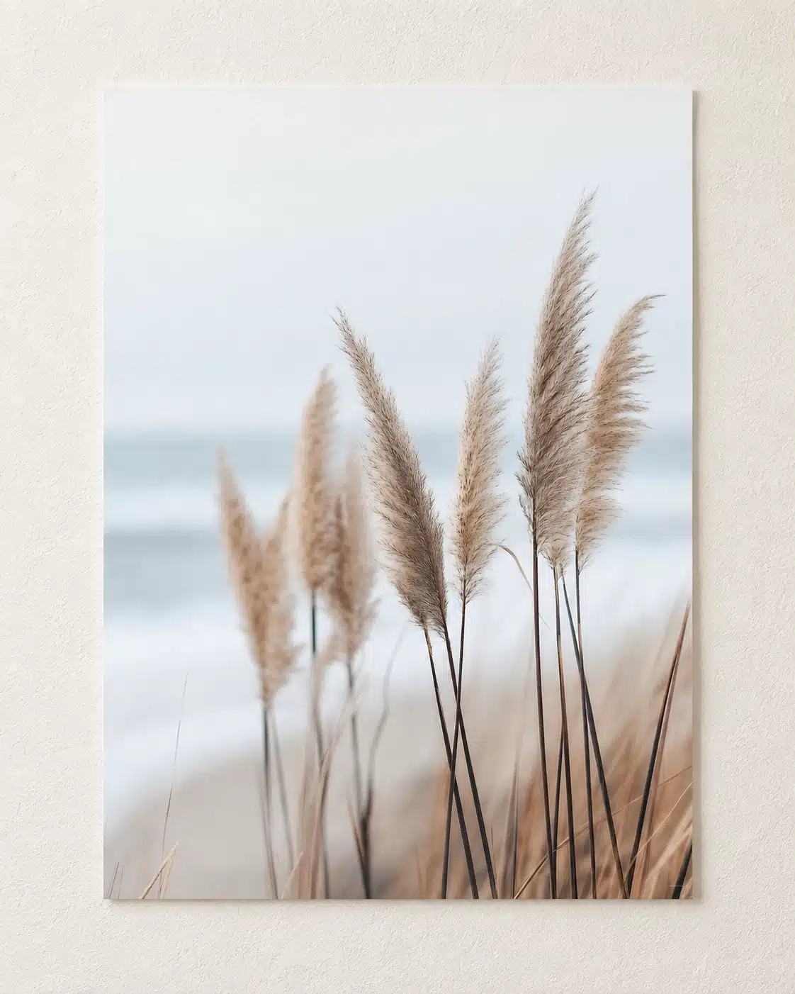 Naturplakat med strandgræs, sandstrand og hav i rolige nuancer