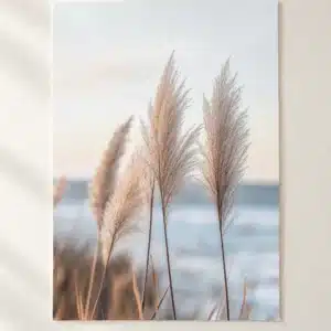Naturplakat med pampasgræs ved stranden og hav i baggrunden
