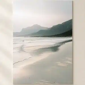 Tropisk strand plakat med turkisblåt hav, lys sandstrand og grøn vegetation