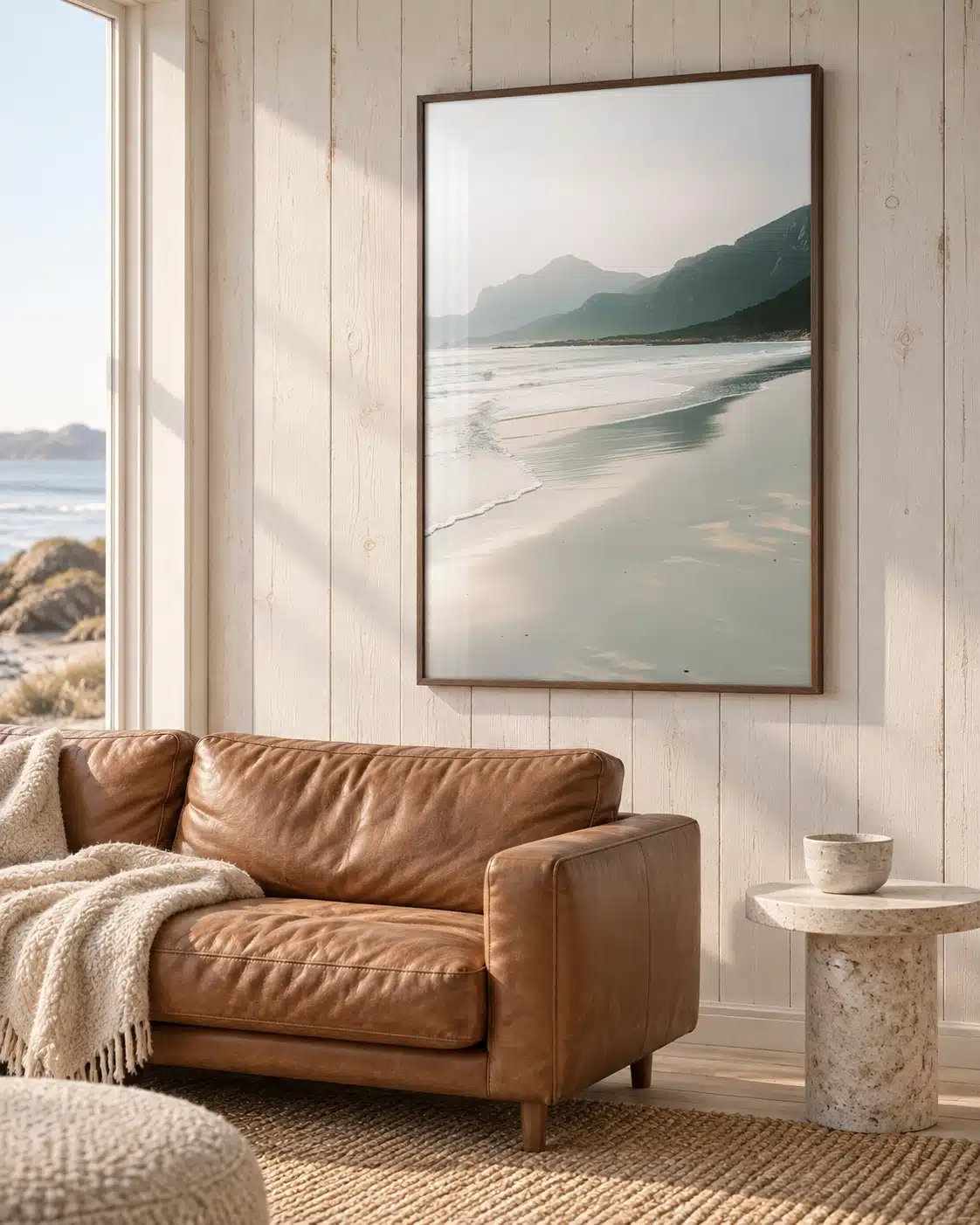 Tropisk strandplakat med klart blåt vand og frodigt kystlandskab