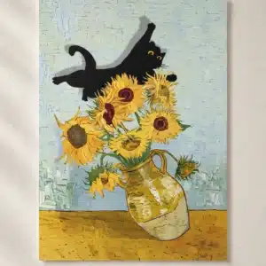 Kunstplakat med sort kat, gule solsikker og lys kande på blågrå baggrund