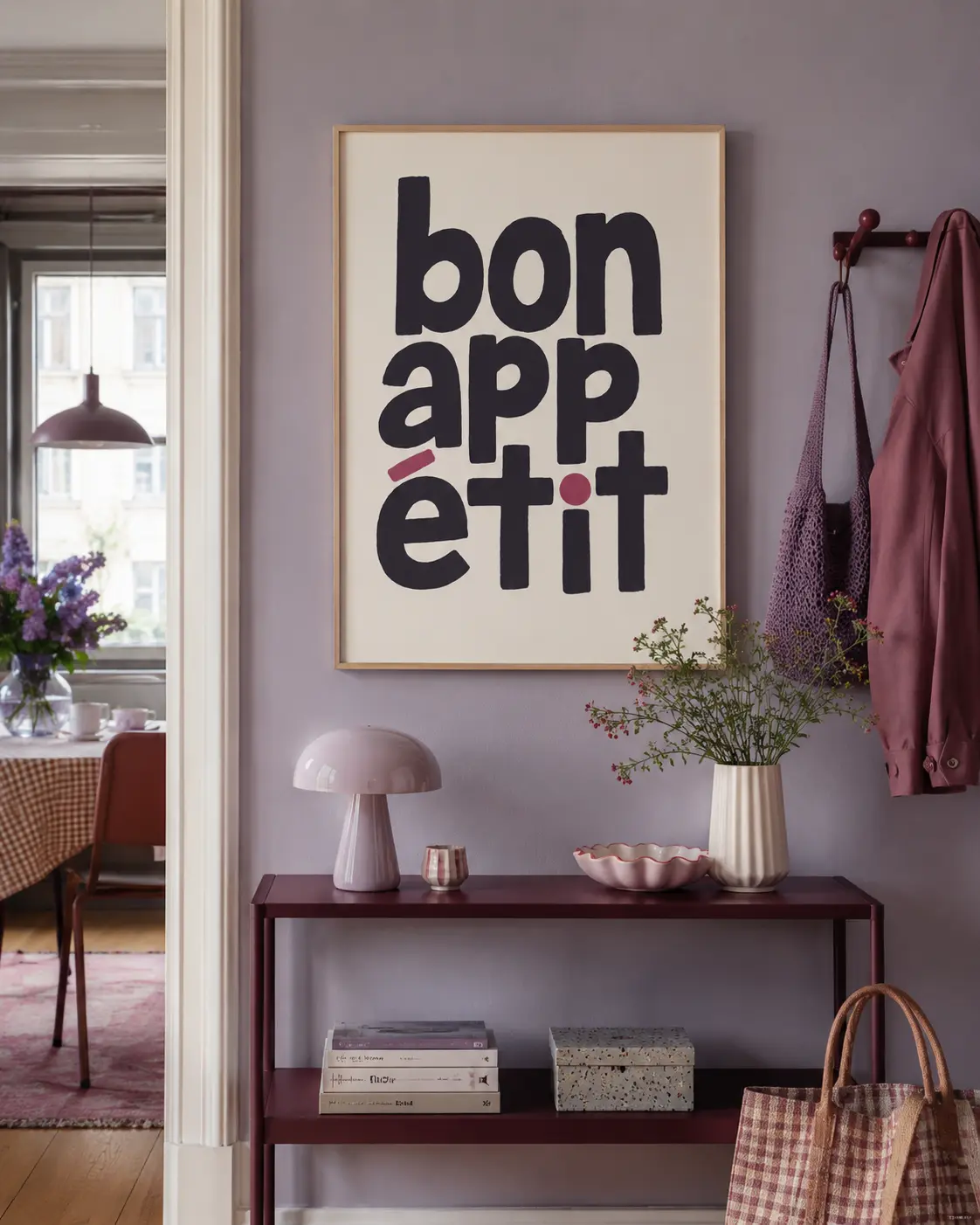 Bon Appétit plakat i entré med lilla vægge og bordeaux konsolbord