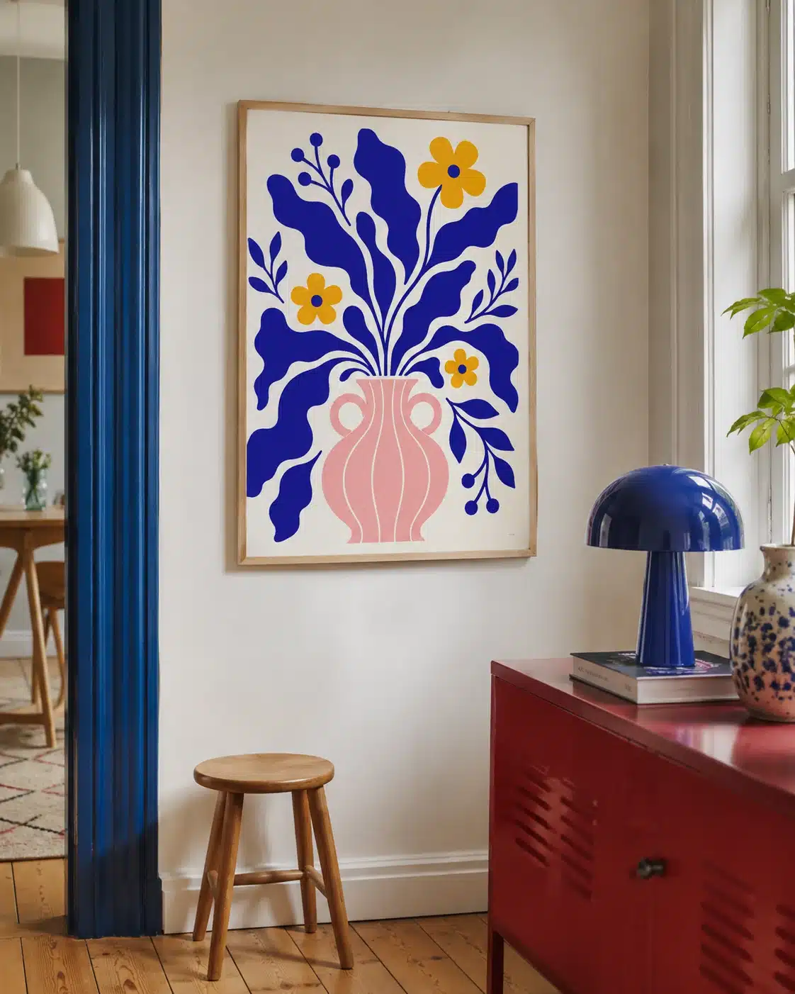 Matisse-stil vase plakat ophængt i lys stue med træramme og blå detaljer