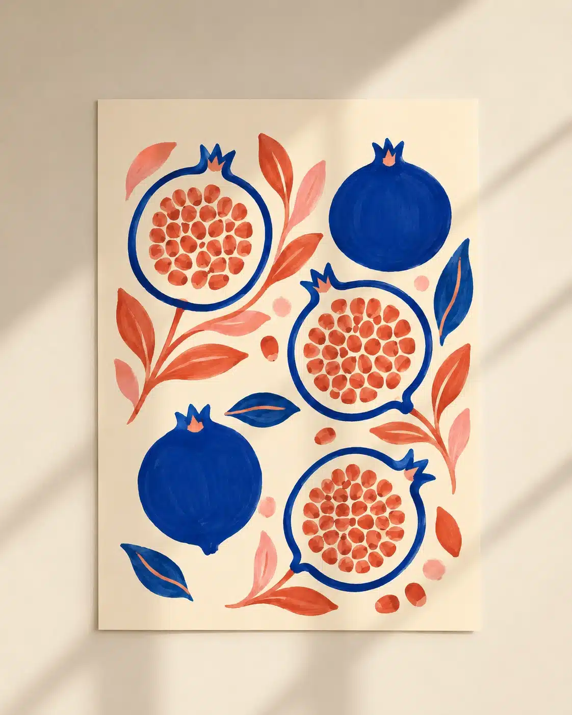 Kunstplakat med granatæbler i kongeblå og koralrød på cremfarvet baggrund