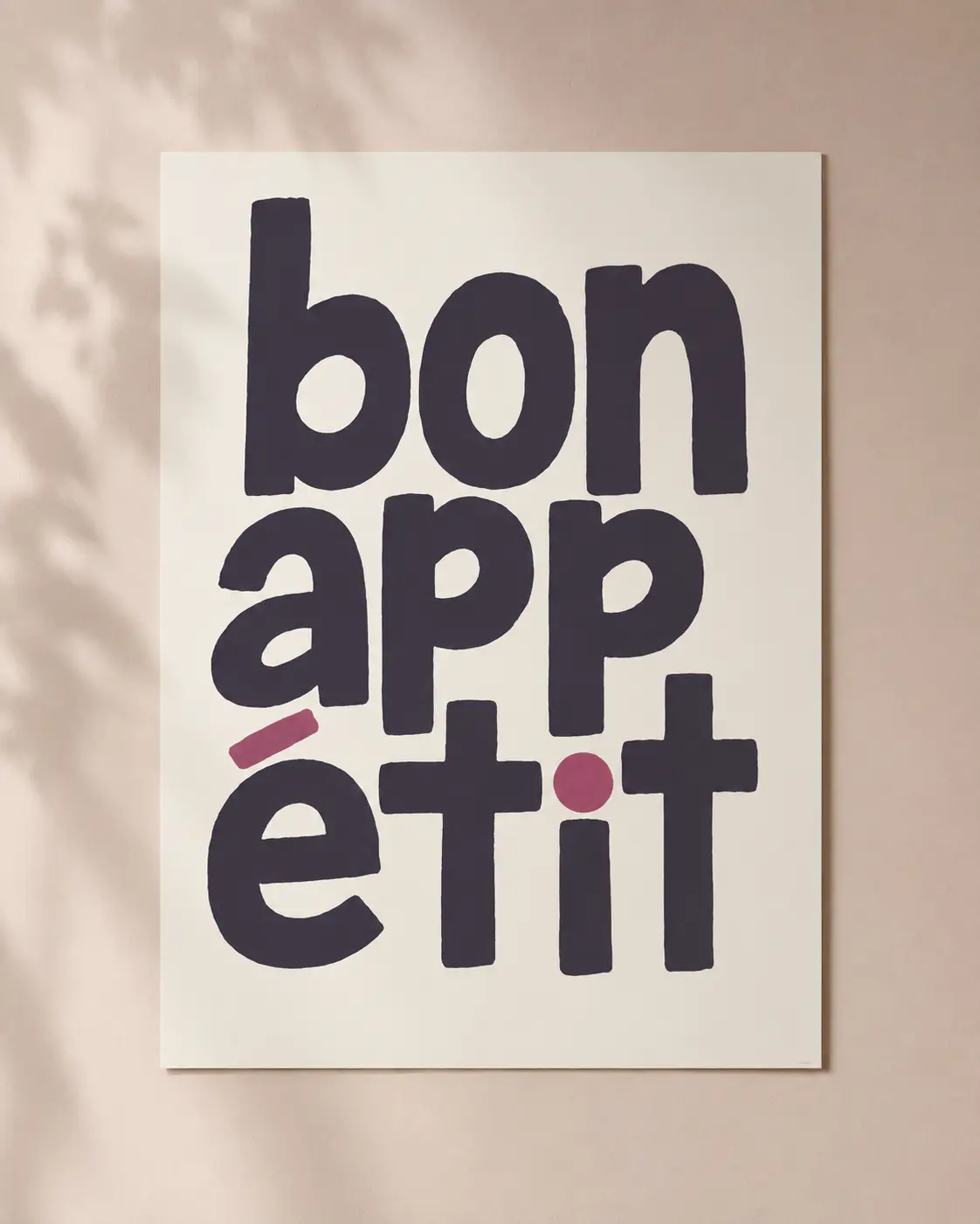 Bon Appétit typografisk plakat med mørkelilla bogstaver og pink accenter på cremfarvet baggrund