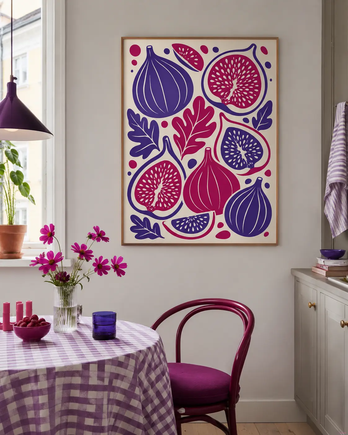 Figenplakat i køkken med lilla ternet dug og pink blomster på bordet