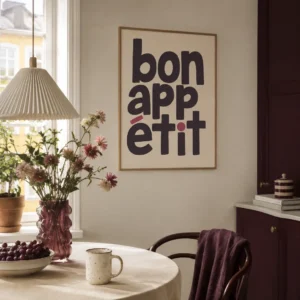 Bon Appétit plakat ophængt i hyggeligt køkken med vinrøde skabe og blomstervase