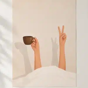 Minimalistisk kunstplakat med arme under en hvid dyne, kaffekop og peace-tegn på cremefarvet baggrund
