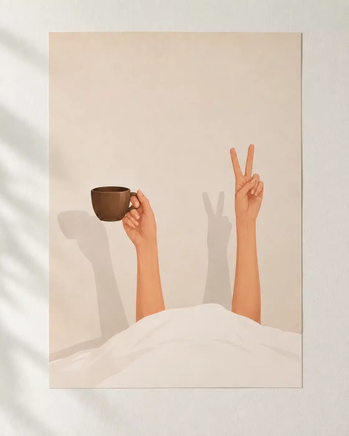 Minimalistisk kunstplakat med arme under en hvid dyne, kaffekop og peace-tegn på cremefarvet baggrund