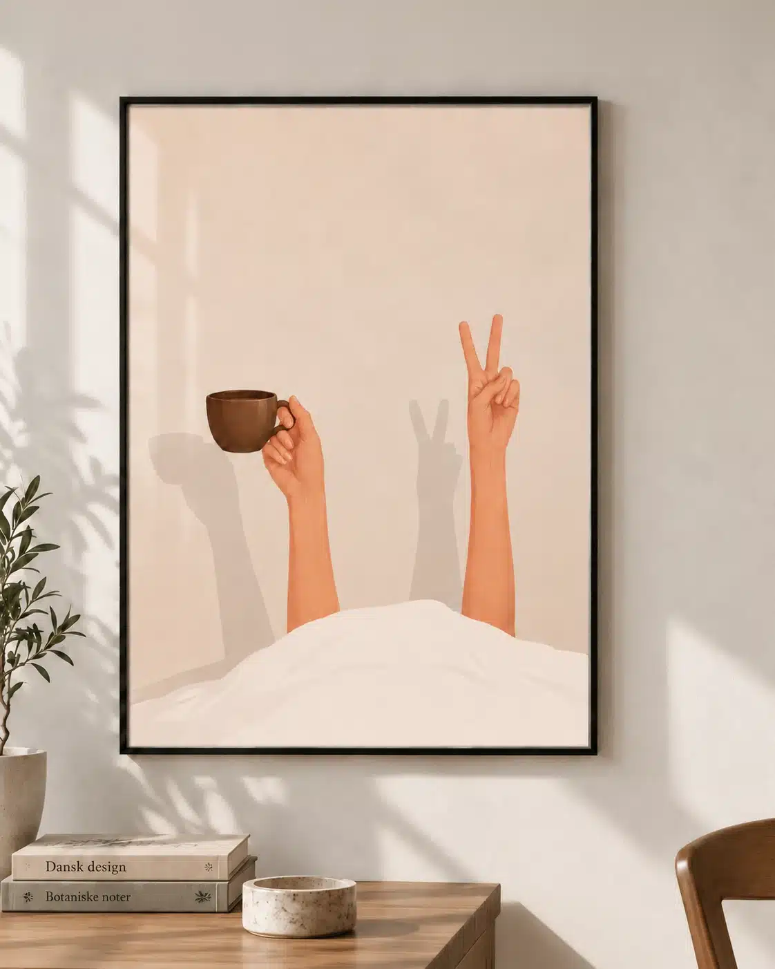 Kunstplakat med morgenkaffe, opstrakte arme og peace-tegn i varm minimalistisk stil